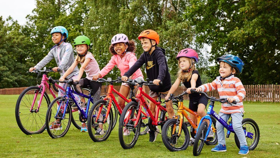 Дети на велосипедах, взятых напрокат в байк-клубе
