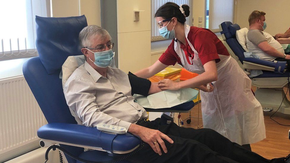 First Minister Mark Drakeford donating blood