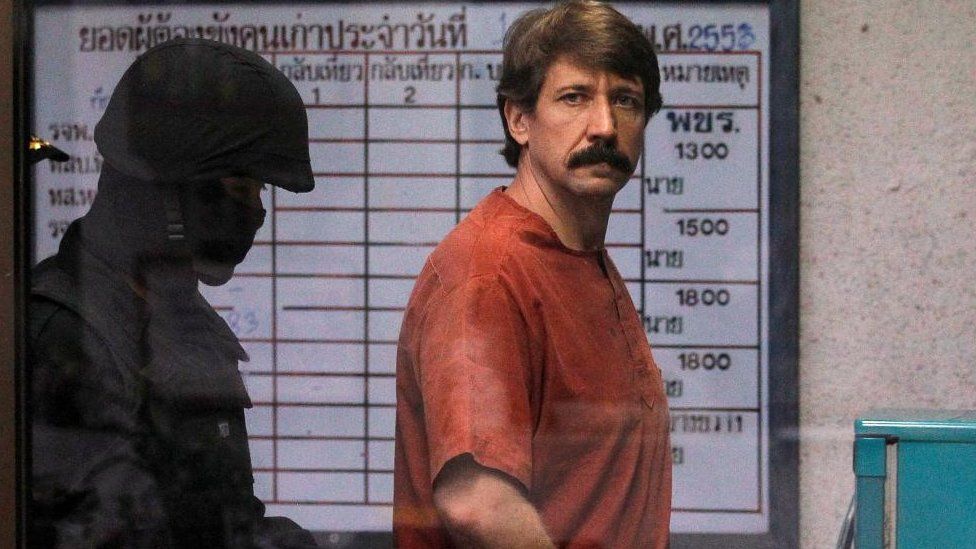 Alleged arms smuggler Viktor Bout from Russia is escorted by a member of the special police unit as he arrives at a criminal court in Bangkok October 4, 2010