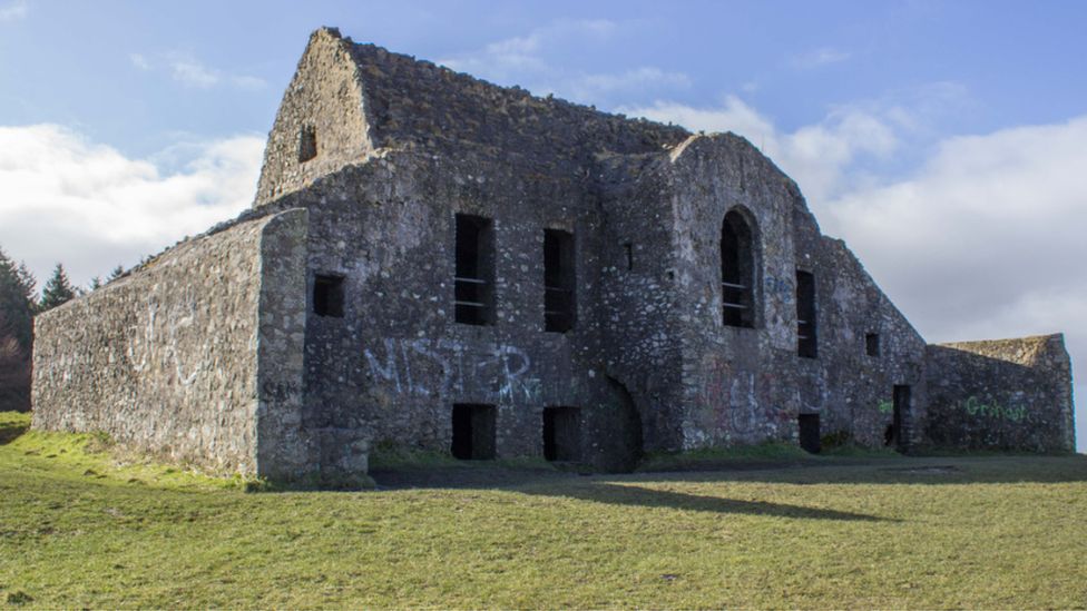 Hellfire club: Dublin dig uncovers ancient artwork - BBC News