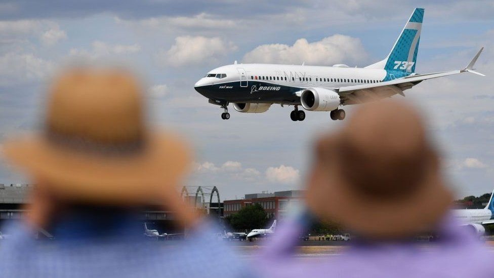 Boeing 737 landing at Farnborough Air Show