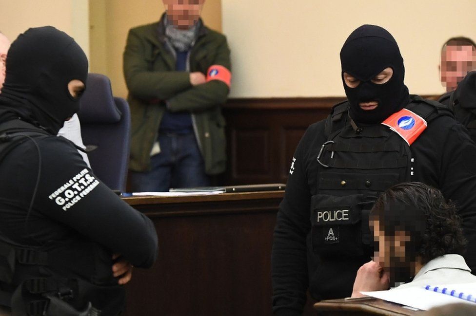 Polícia divulga imagem de Salah Abdeslam disfarçado, Jornal da Uma