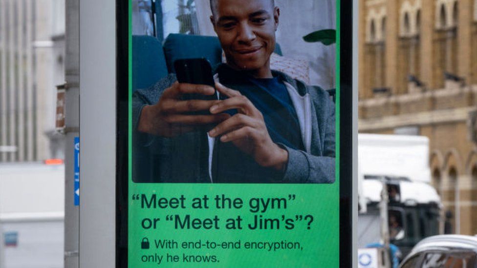 Уличная реклама WhatsApp, в которой мужчина отправляет сообщение другу и предлагает сквозное шифрование, известное только получателю.