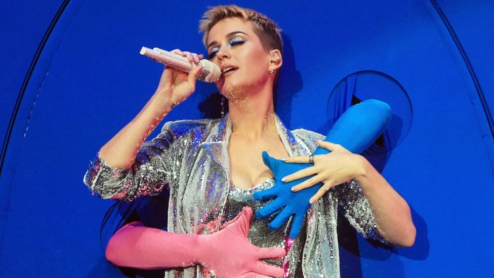 American Idol Contestant Says Katy Perrys Kiss Made Him Uncomfortable Bbc News