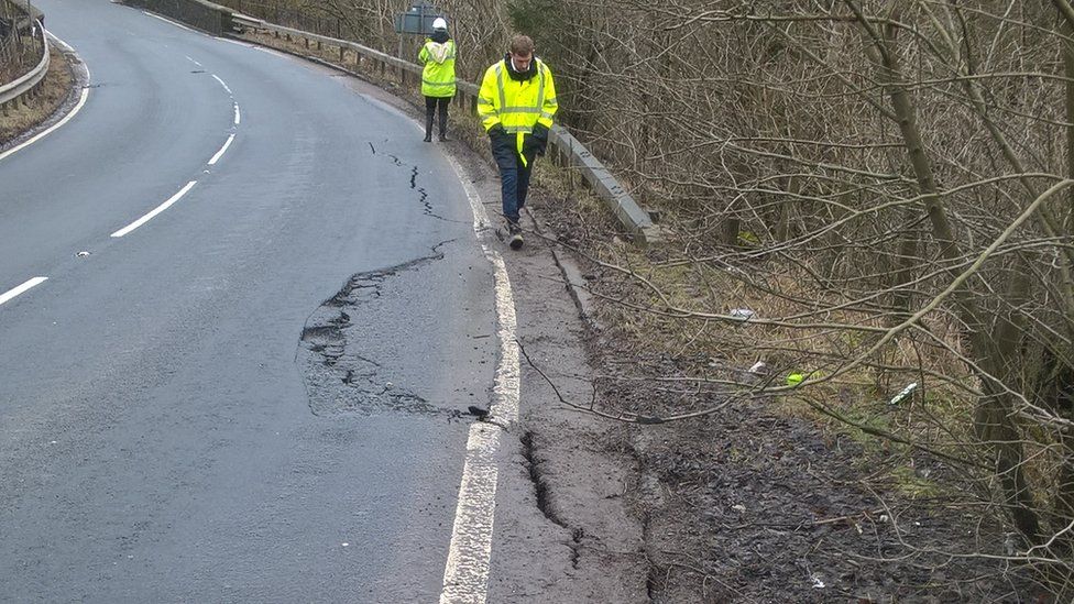'Real concerns' over cracks in A801 carriageway - BBC News