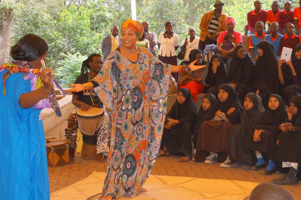 Maimouna performing
