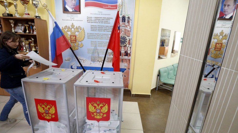 Woman votes in Moscow