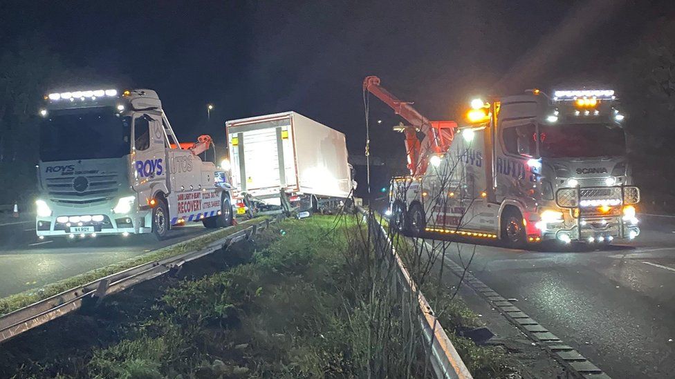 Barnsley M1 motorway reopens following lorry crash BBC News