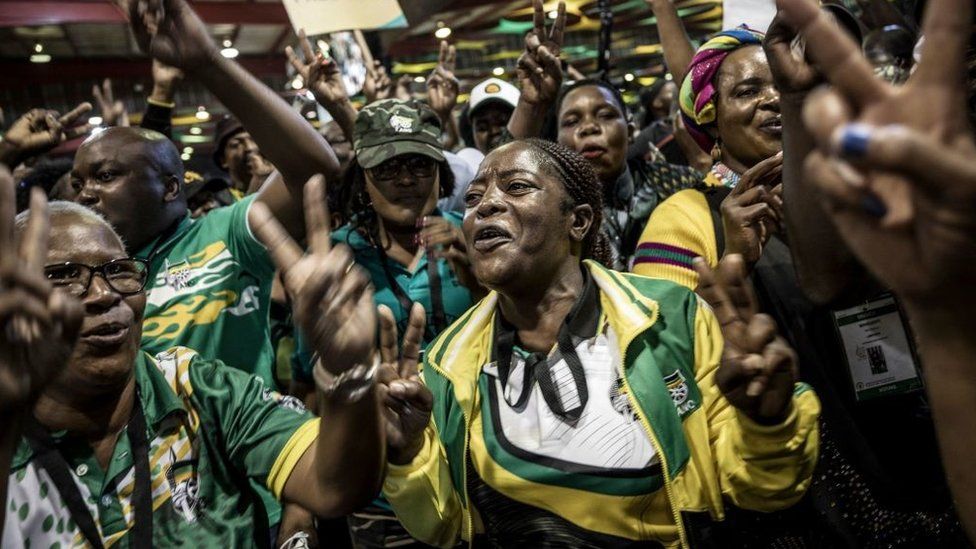 Сторонники президента Южной Африки Сирила Рамафосы празднуют его переизбрание лидером Африканского национального конгресса (АНК) во время 55-й Национальной конференции АНК в Национальном центре отдыха (NASREC) в Йоханнесбурге, 19 декабря 2022 года.