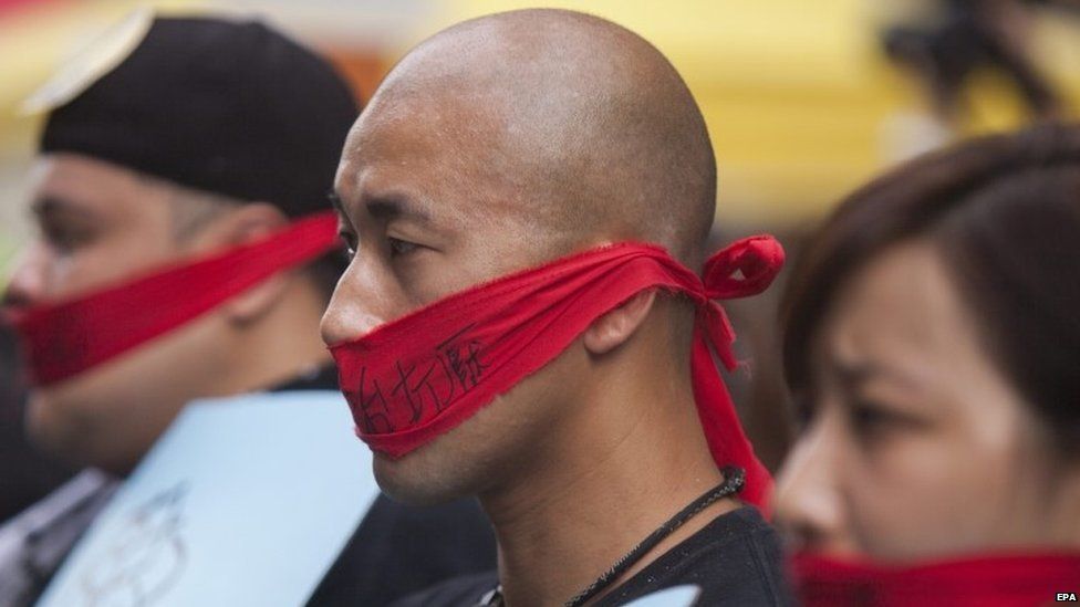 Hong Kong: Thousands attend anniversary democracy rally - BBC News