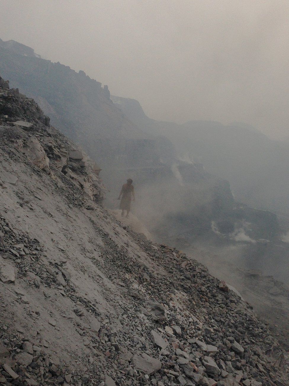 Photos of 100-year India coal fire win Getty Instagram award - BBC News