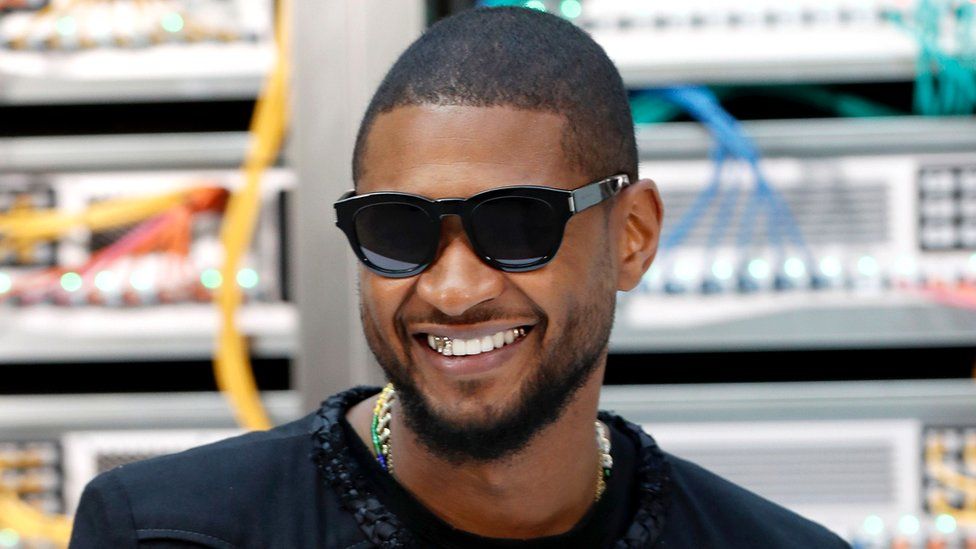 US singer Usher poses before the Chanel 2017 Spring/Summer ready-to-wear collection fashion show, 4 October 2016