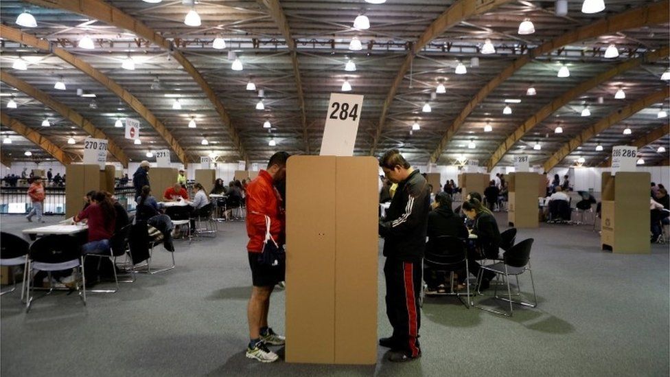 Two men voting at a polling station in in Bogota (26/08/2018)