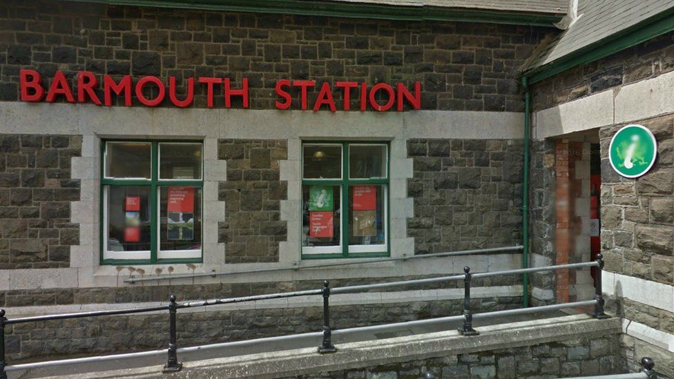 The community say Barmouth's tourism information office is "vital" for the town