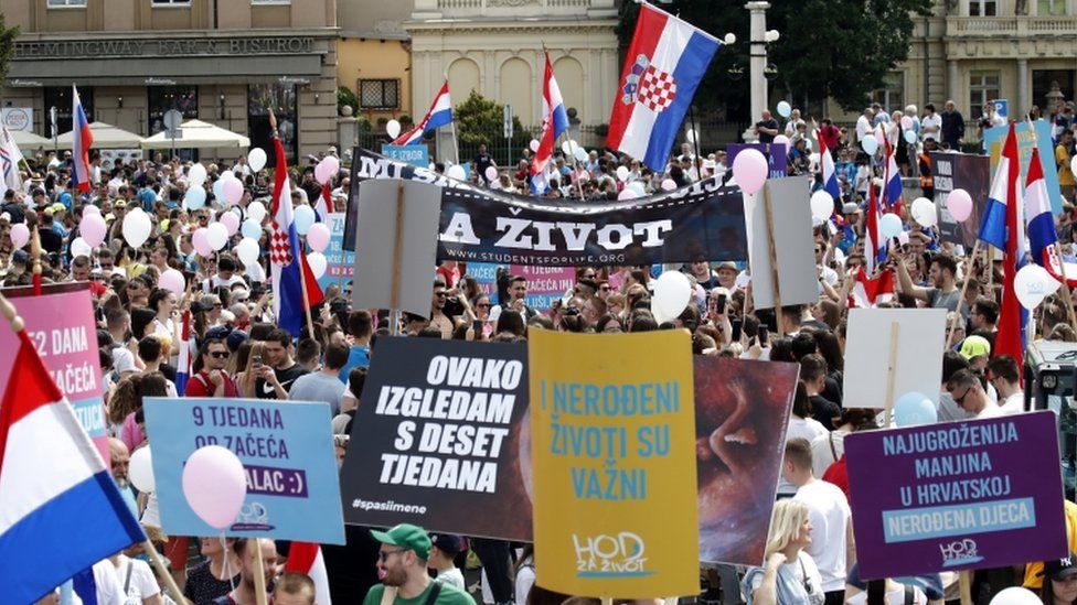 Люди протестуют против абортов в центре Загреба, Хорватия, 14 мая 2022 г.