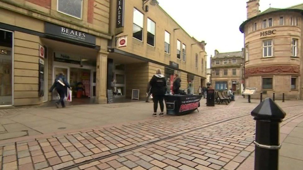 Andover councillor 'resigns' during court outburst - BBC News