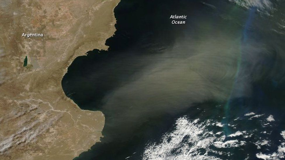Imagen satelital que muestra nube de polvo sobre el Océano Atlantico al este de la Patagonia argentina