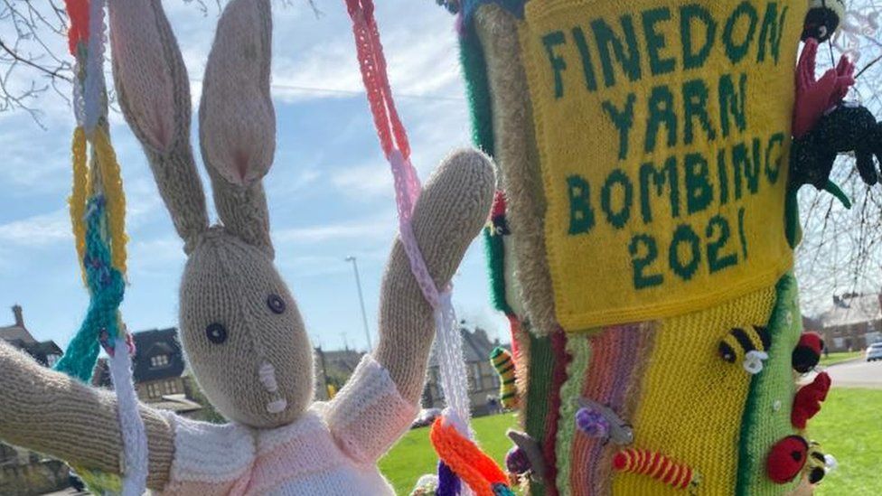 Finedon yarn bombing 2021