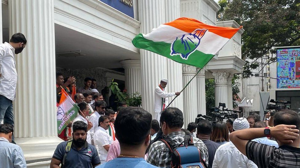 Перед штаб-квартирой Конгресса в Карнатаке