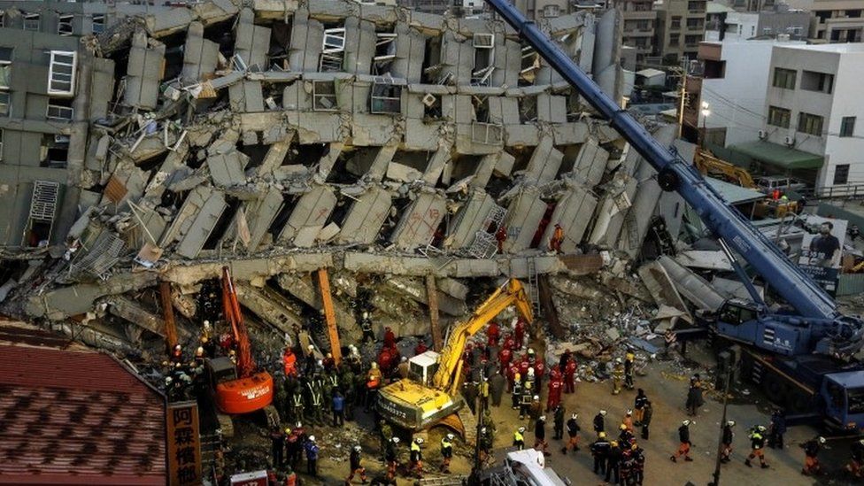 Rescuers search for survivors from a collapsed building following a 6.4 magnitude earthquake struck on 06 February in Tainan City, southern Taiwan, 07 February 2016