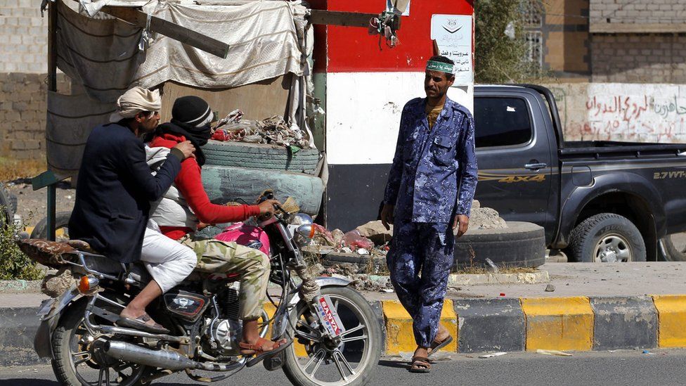 A Houthi militiaman mans a checkpoint amid heightened security in Sana'a, Yemen, 10 December 2016.