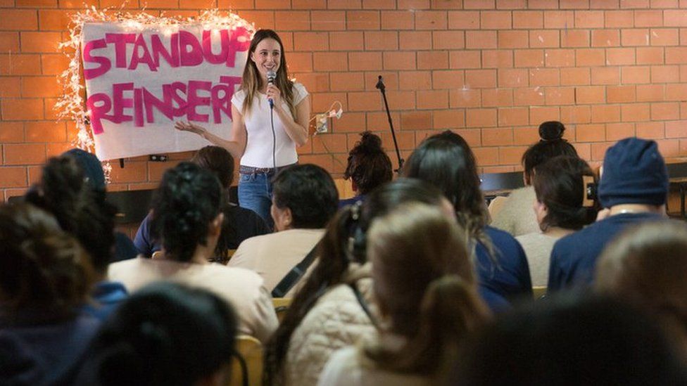Sofía Niño de Rivera giving her stand-up workshop in prison
