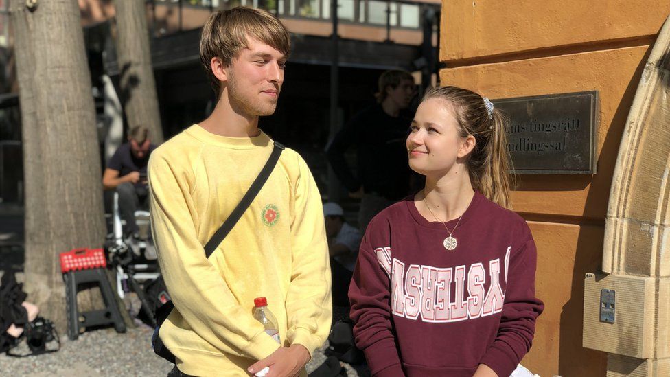Fans Arvin Flod and his friend Martyna Lechowska have turned up at the court in Stockholm