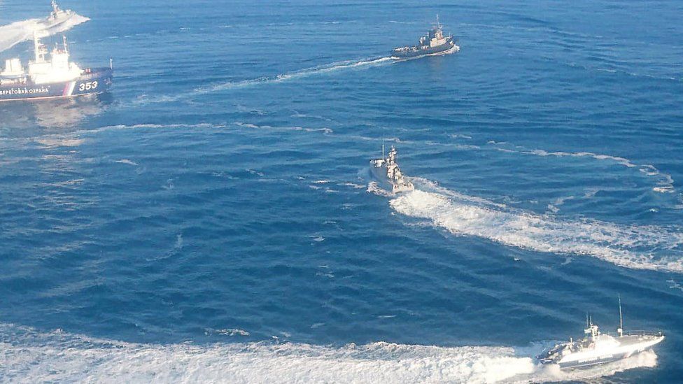 Russian navy vessels encircling Ukrainian ships, 25 November