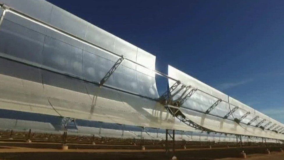 Curved mirrored solar panels reflect heat from the sun on to oil filled tubes
