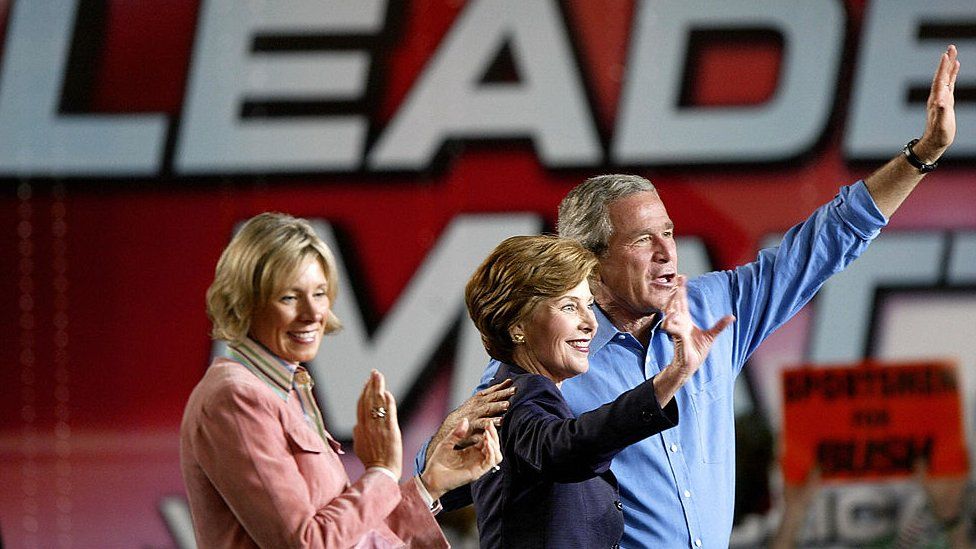 Г-жа ДеВос представляет президента Джорджа Буша во время его предвыборной кампании в Мичигане в 2004 году