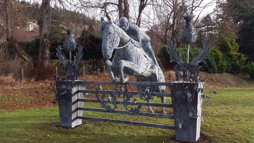 Horseshoe sculpture honours Peebles showjumper Scott Brash - BBC News