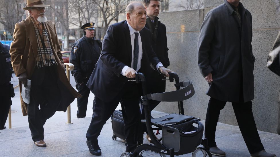 Харви Вайнштейн прибывает в здание уголовного суда Манхэттена, пока присяжные продолжают обсуждение 21 февраля 2020 года в Нью-Йорке