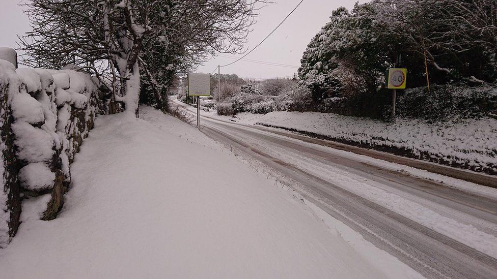 Rhybudd am eira a rhew dros y penwythnos BBC Cymru Fyw