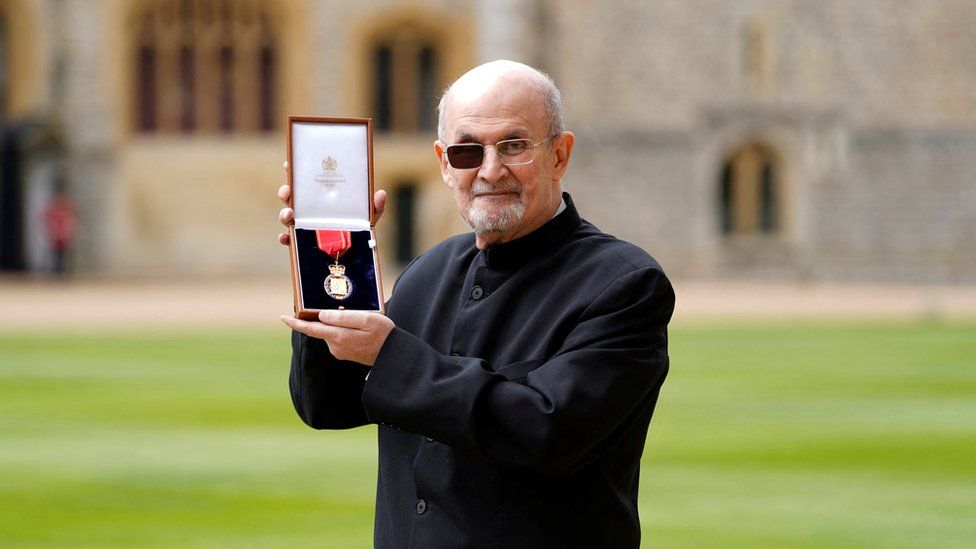 Салман Рушди после того, как королевская принцесса сделала его членом Ордена Почетных товарищей в Виндзорском замке, Беркшир, Великобритания, 23 мая 2023 г.