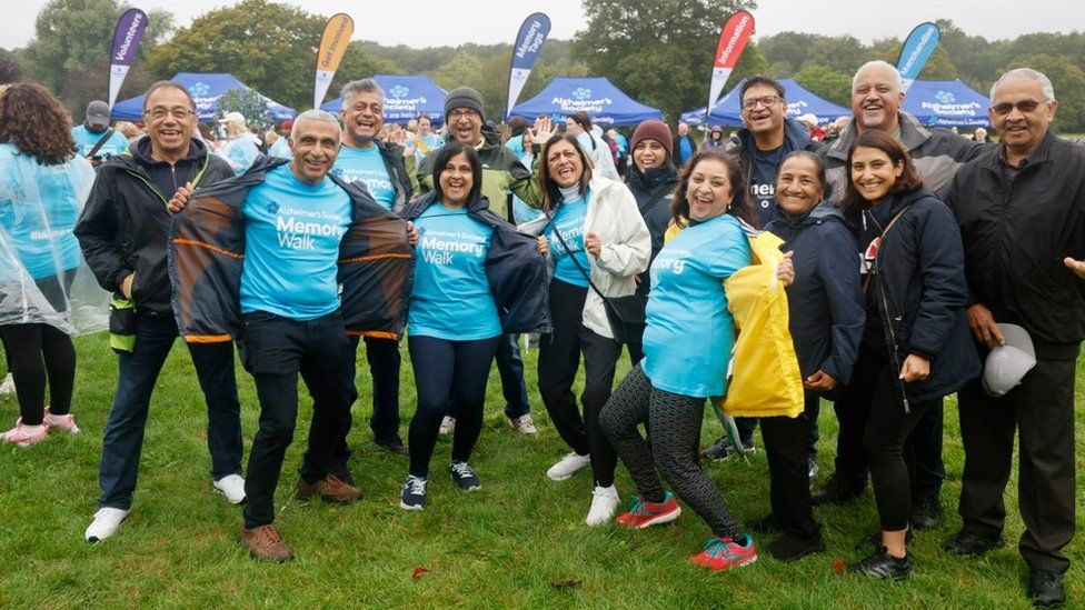 Hundreds at Alzheimer's Society's Coventry walk - BBC News