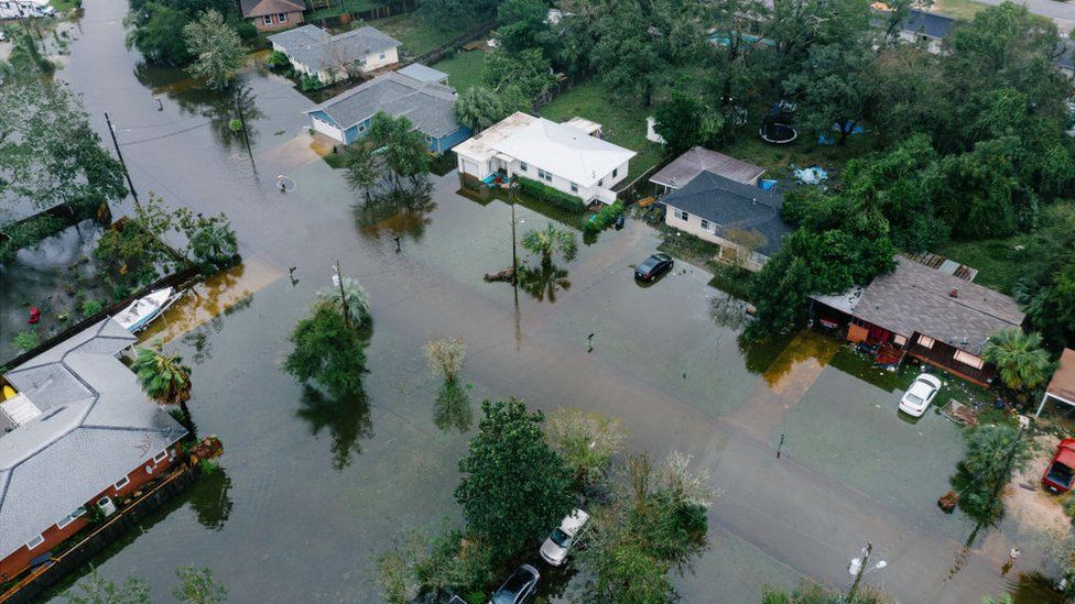 Поваленные деревья и наводнение в Вест Пенсакола недалеко от районов Байу Гроув и Малворт. Район получил большой ущерб после того, как ураган Салли перешел в шторм категории 2 в Пенсаколе, штат Луизиана.16 сентября 2020 г.