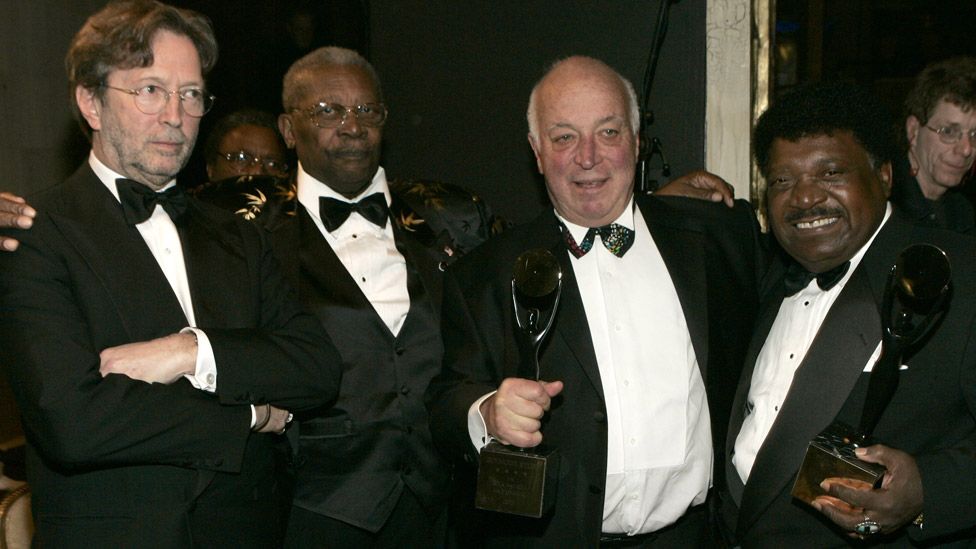 Eric Clapton and B.B. King, presenters, with Seymour Stein and Percy Sledge, inductees at the 20th Annual Rock and Roll Hall of Fame Induction Ceremony, 2005