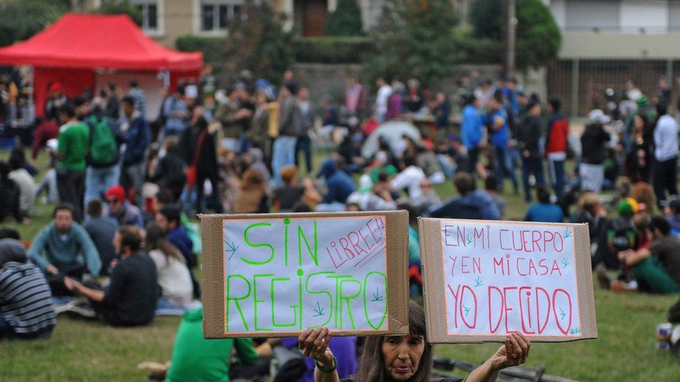 Uruguayans protesting against the cannabis register