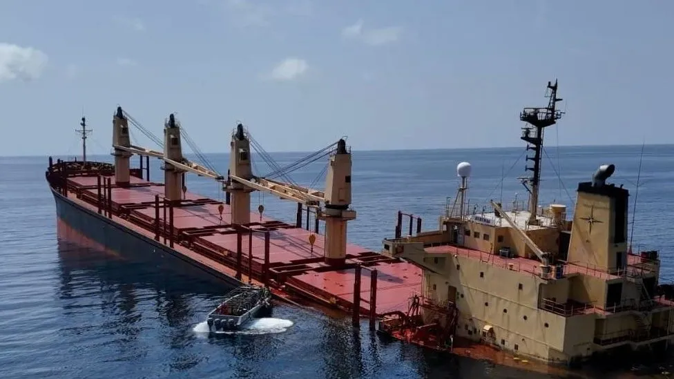 Barco de propiedad del Reino Unido atacado por los hutíes se hunde frente a la costa de Yemen.