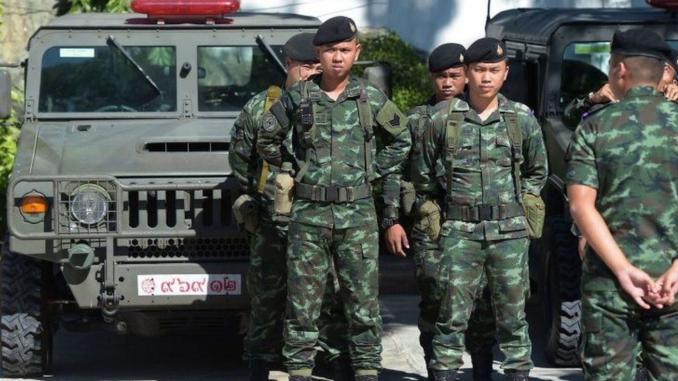 Thai soldiers stand guard ahead of the National Reform Council (NRC) vote for the draft of the new constitution at Parliament in Bangkok (06 September 2015)