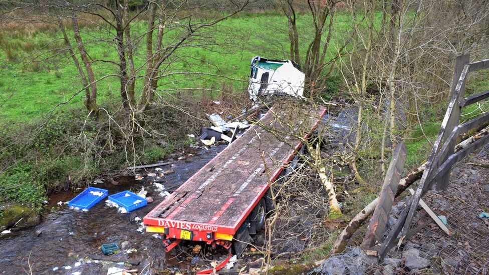 The chicken lorry crashed into a river