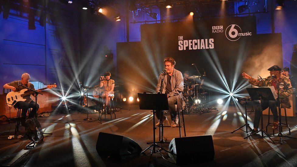 The Specials выступают на музыкальном шоу Стива Ламака 6 в 2021 году