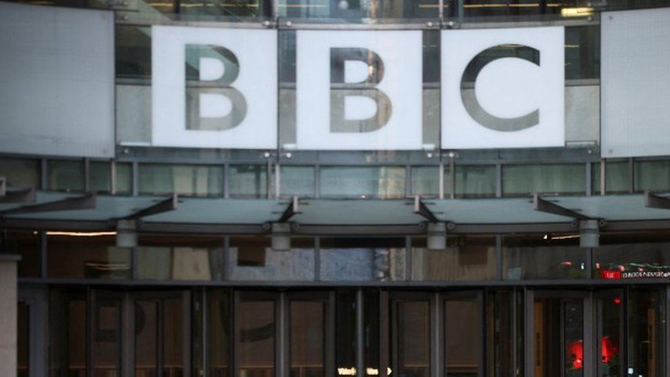ภาพภายนอกของ New Broadcasting House ของ BBC ในลอนดอน