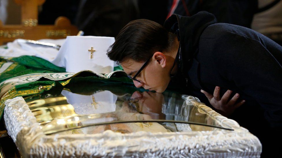 An orthodox believer pays last respect to the late Serbian Patriarch Irinej in Belgrade, Serbia, 21 November 2020.