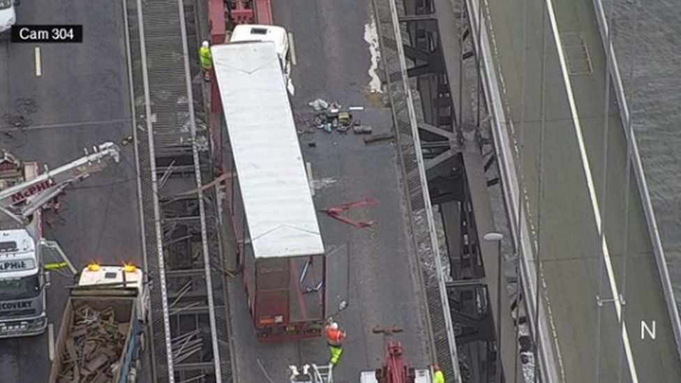 Forth Road Bridge reopens after lorry blown over - BBC News