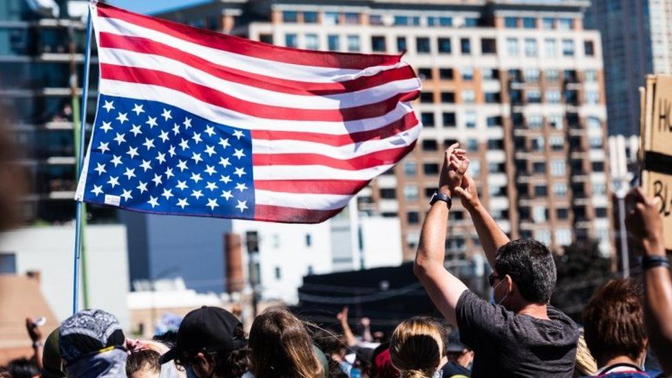 Protesters wave an US flag turned upside down in Chicago. Photo: 6 June 2020
