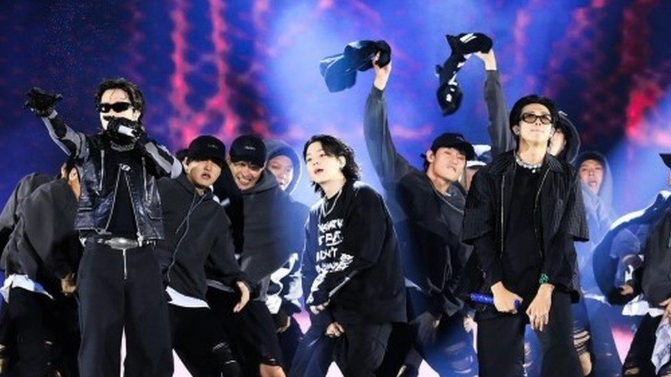 На раздаточной фотографии, предоставленной Bighit Music, видно, как южнокорейский бойз-бэнд BTS выступает во время живого концерта в поддержку заявки города Пусана на проведение Всемирной выставки в 2030 году на главном стадионе Busan Asiad в Пусане, Южная Корея, 15 октября. 2022