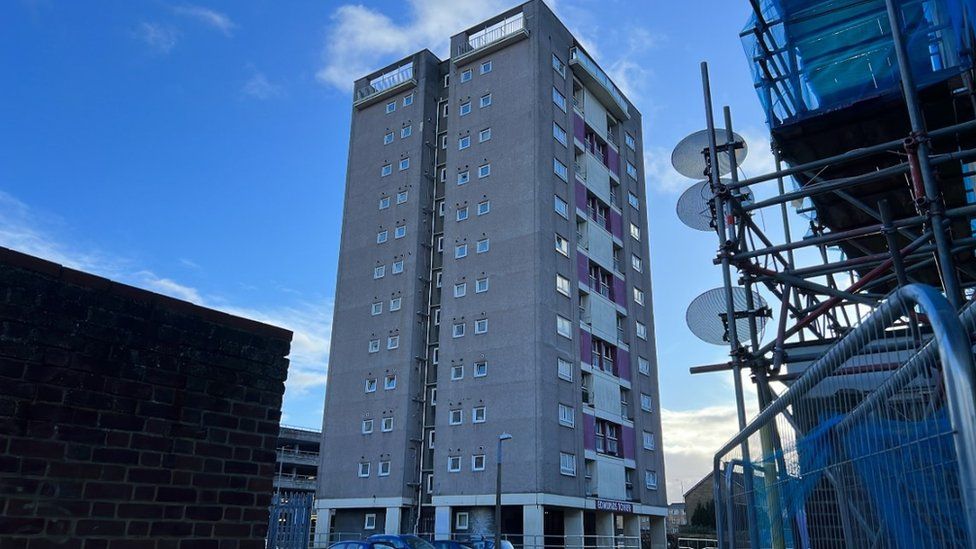 Crews investigate Harlow tower block gas leak fears - BBC News