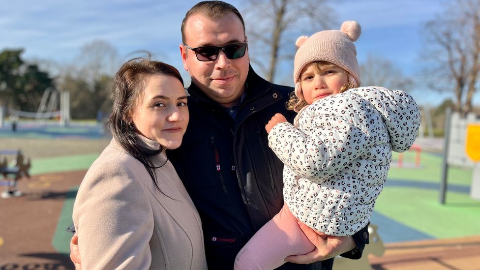 Emi Iancu, 31 ans, avec sa femme Laura et sa fille Ayla