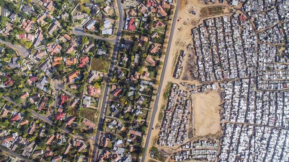 Vista aérea de Kya Sands / Bloubosrand, Johanesburgo, Sudáfrica, que muestra una gran disparidad de riqueza.